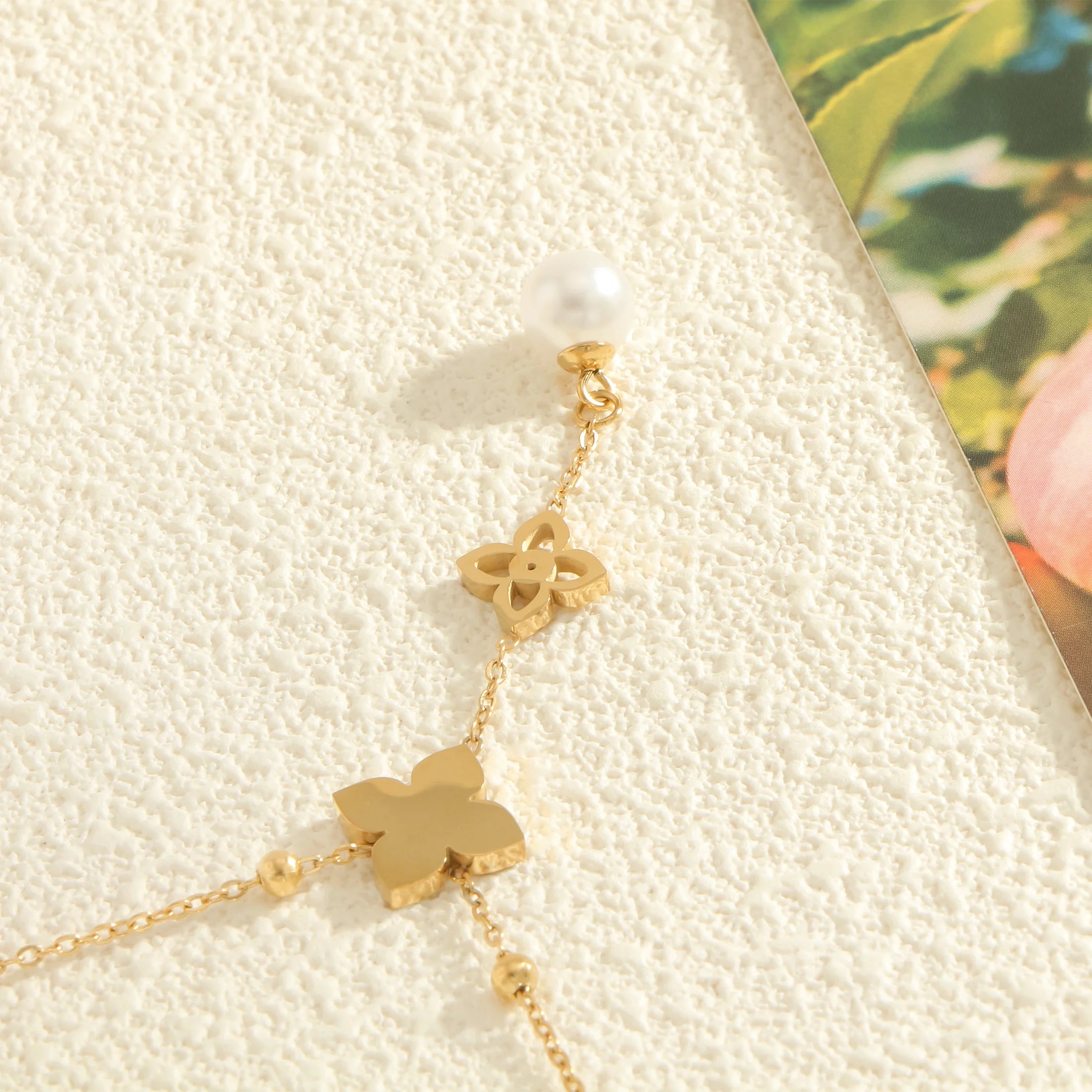 Women's fashion necklace Simple and elegant style double necklace pearl clover pendant inlaid shell Suitable for daily wear