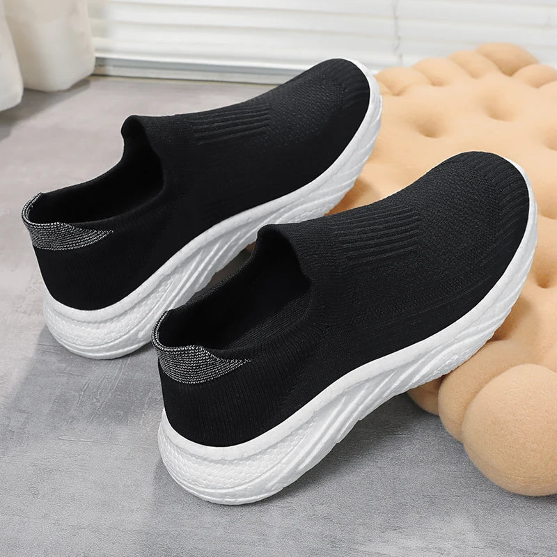 Women's shoes are lightweight, breathable, and casual sports shoes for summer. They are soft and come with free shipping