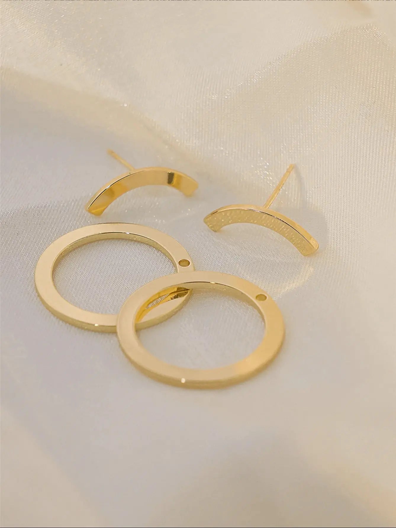 1 pair of retro geometric circular earrings on the back, fashionable and personalized design for women. One pair to wear, elegan