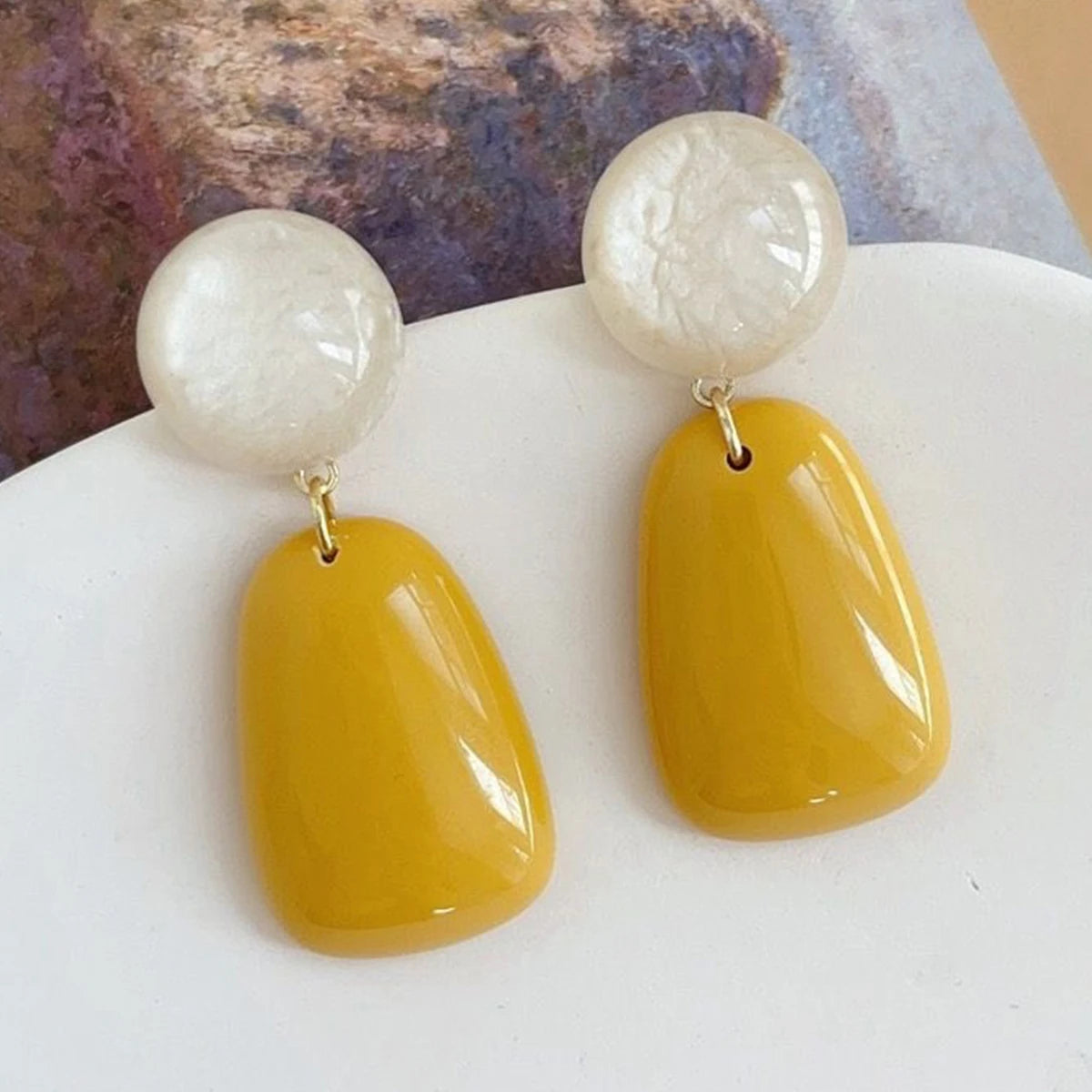 A Pair of Minimalist Geometric Resin Earrings for Women, Suitable for Daily Wear