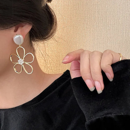 Simple Pearl Flower Earrings For Women Fashion High-End Metal Sense Temperament Earrings 2022 Trend