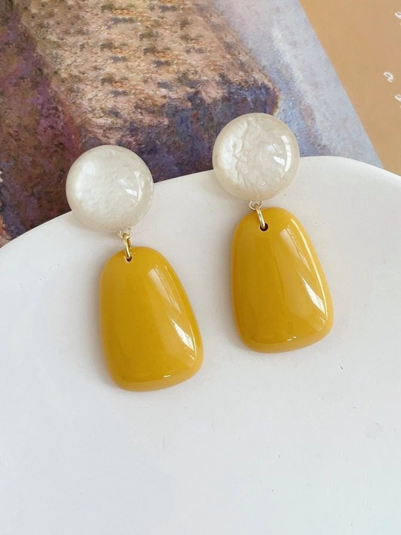A Pair of Minimalist Geometric Resin Earrings for Women, Suitable for Daily Wear